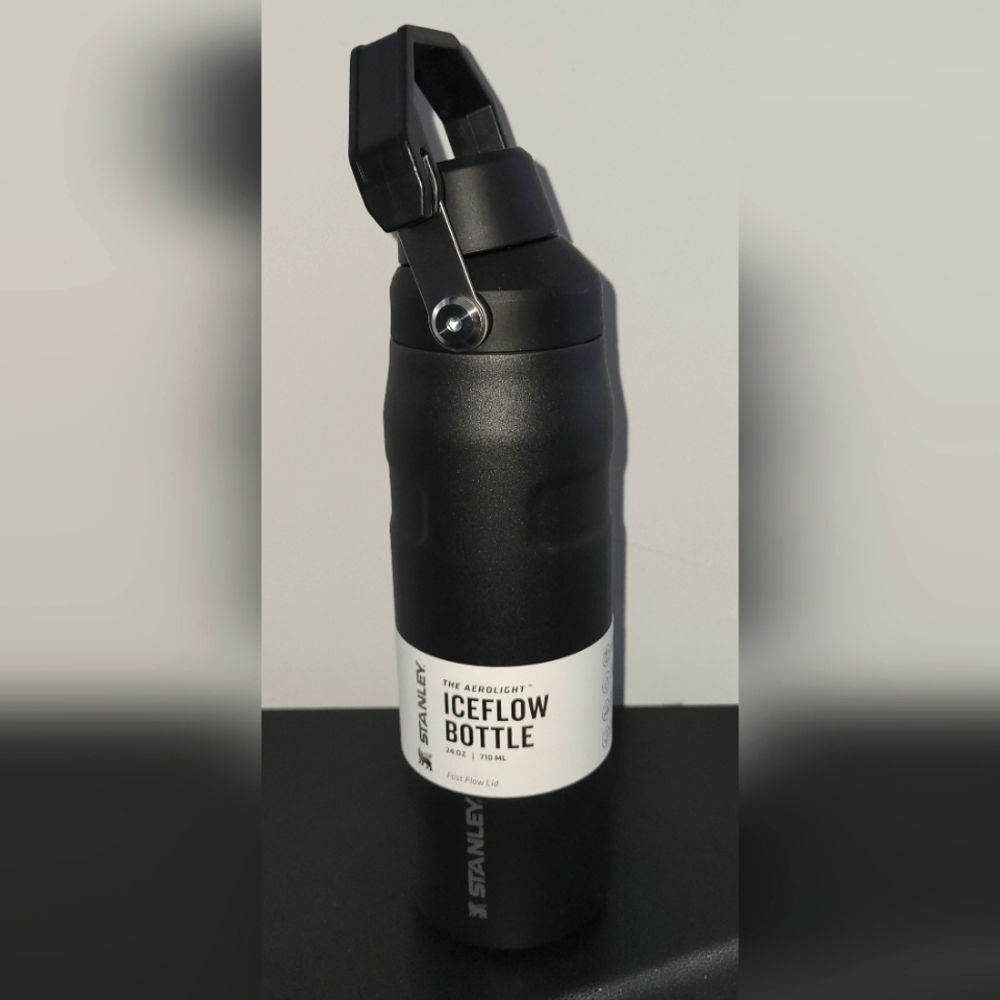 NWT- Stanley 24oz IceFlow Aerolight Stainless Steel Fast Flow Water Bottl